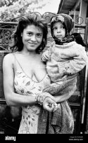 roma-mother-and-child-in-valea-seaca-village-bacau-romania-july-1997-DCR2GK.jpg