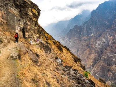 leaping tiger gorge trekkers.webp