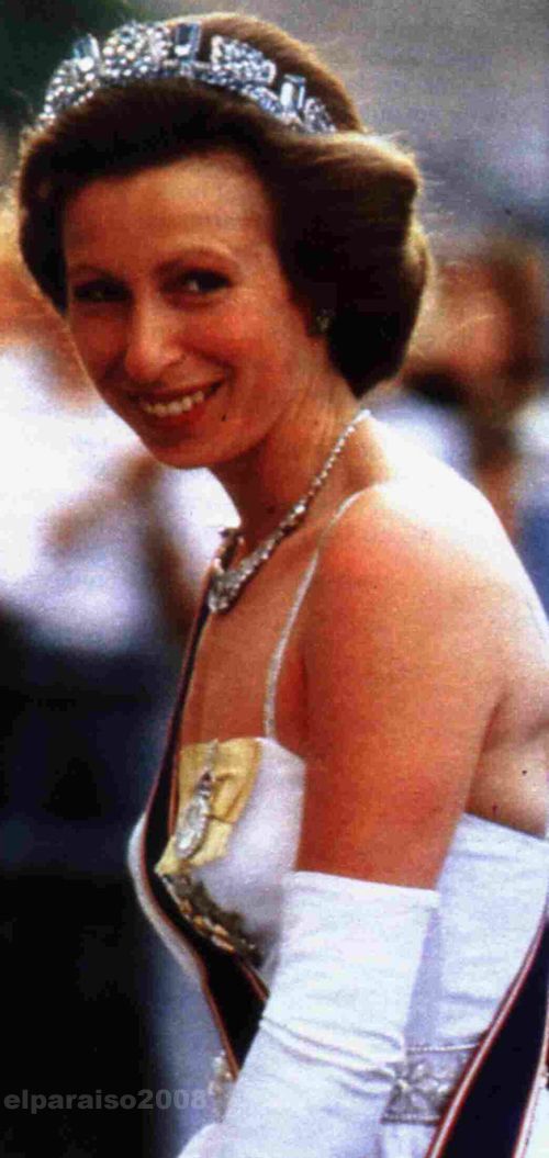 675989460ff8a58b223acf02ed26da74--royal-tiaras-royal-jewels.jpg