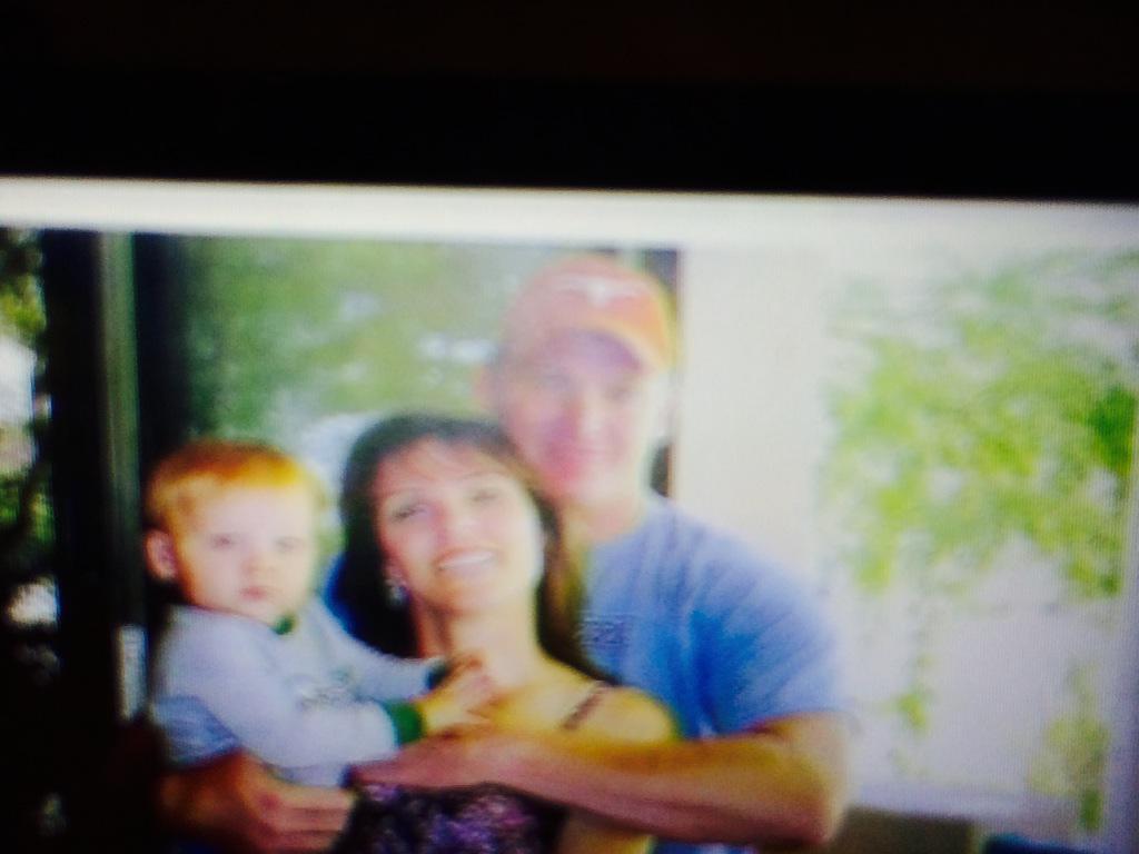 B9lHawFIIAEiR0W.jpg:large