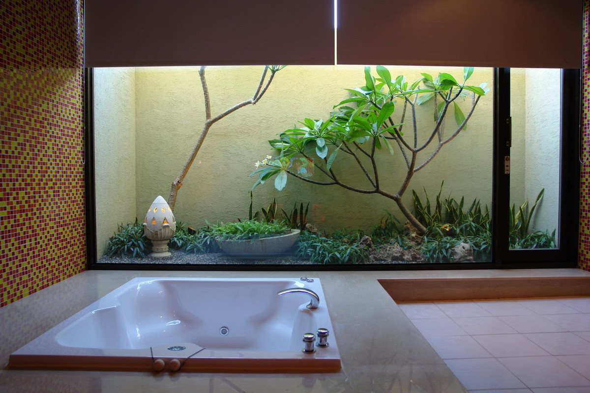 Hotel_Jacuzzi8.jpg