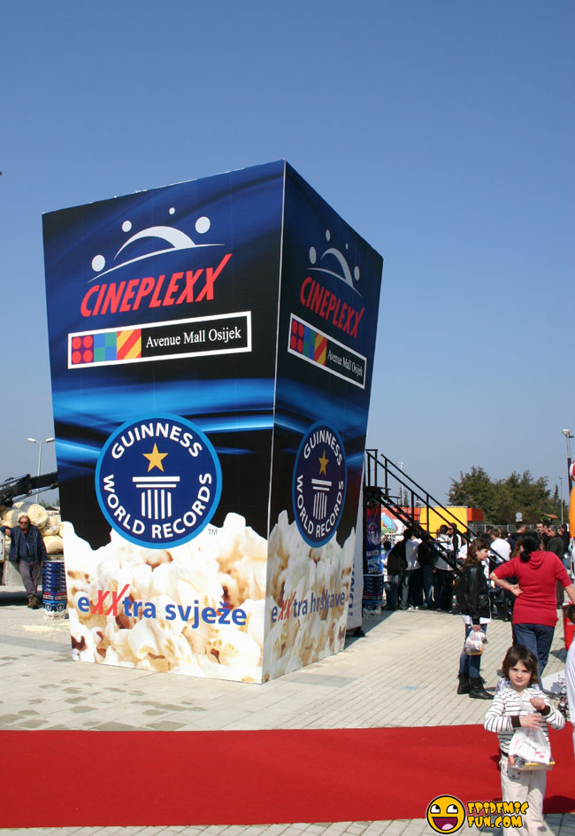 worlds-biggest-pop-corn-box0002.jpg