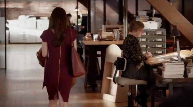 The red dress zipped Anastasia (Dakota Johnson) in Fifty shades darker