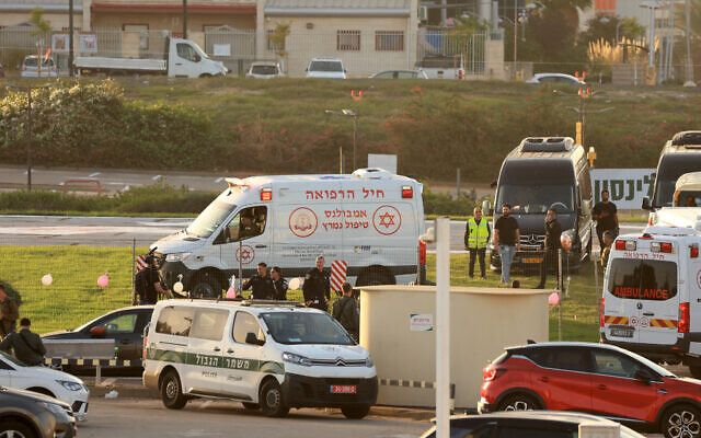Israeli security forces stand next to ambulances on stand by at Tel Aviv's Schneider children's hospital on November 24, 2023, amid preparations for the release of Israeli hostages held by Hamas terrorists in Gaza in exchange for Palestinian prisoners (FADEL SENNA / AFP)
