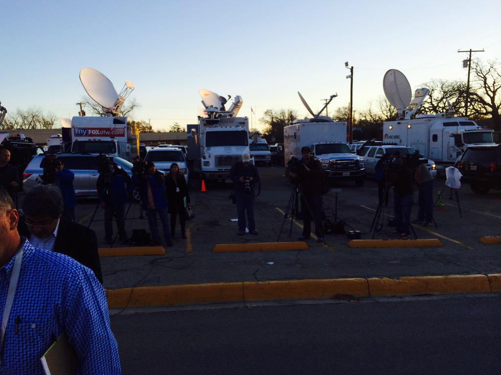 B9kVQ0fCEAArCZQ.jpg:large