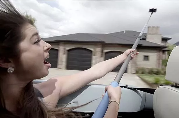 TEASER-Selfie-sticks.jpg