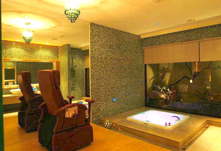 Hotel_Jacuzzi3.jpg[img]