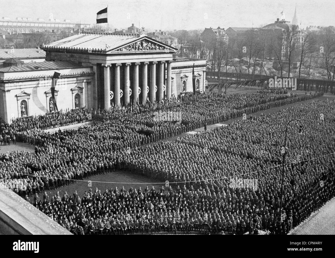 rally-at-the-koenigsplatz-in-munich-1933-CPM4RY.jpg