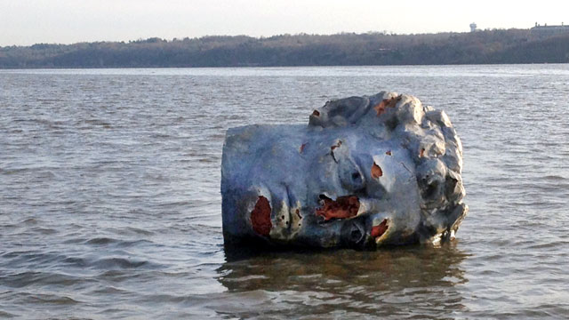 HT_floating_head_hudson_river_thg_130425_wmain.jpg