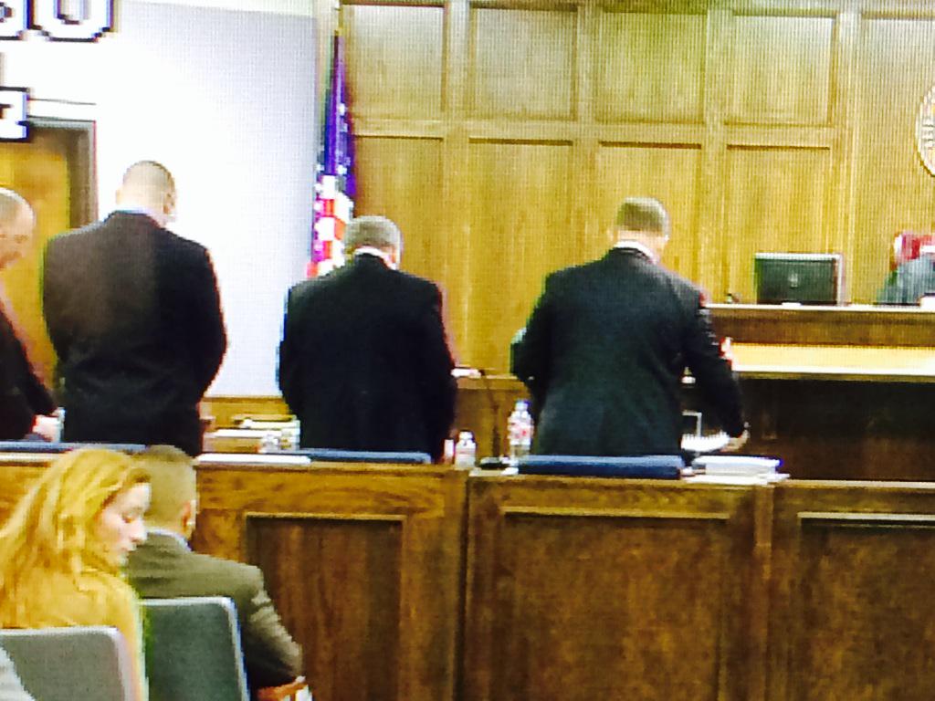 B9kshRnIYAAEcSp.jpg:large