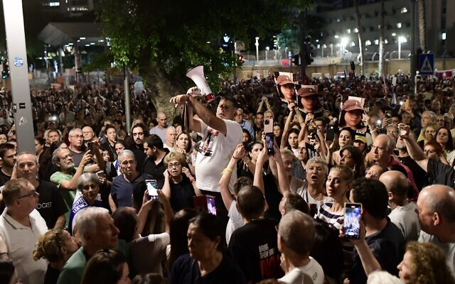 Israelis attend a rally calling for the release of those held captive by Hamas terrorists in Gaza, outside the Defense Ministry in Tel Aviv, November 4, 2023. (Tomer Neubergr/Flash90)