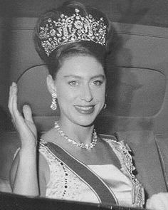 4ddd67649ccda6085734b127c7a79ff4--royal-tiaras-royal-crowns.jpg