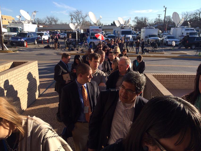 B9kn8TsCIAAUIht.jpg:large