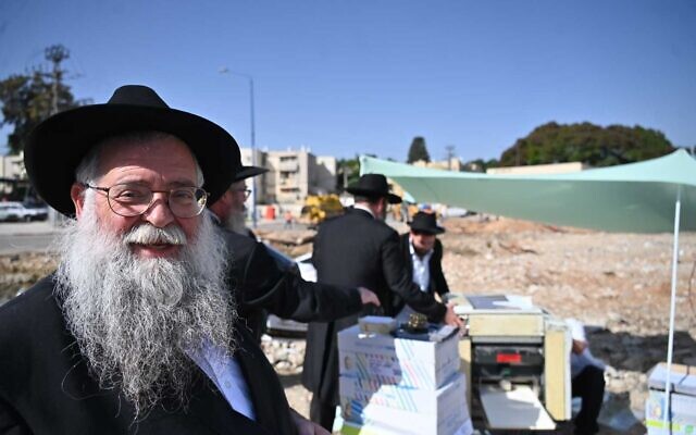 Rabbi Moshe Zeev Pizem near the demolished Sderot police station, November 23, 2023. (Canaan Lidor/Times of Israel)
