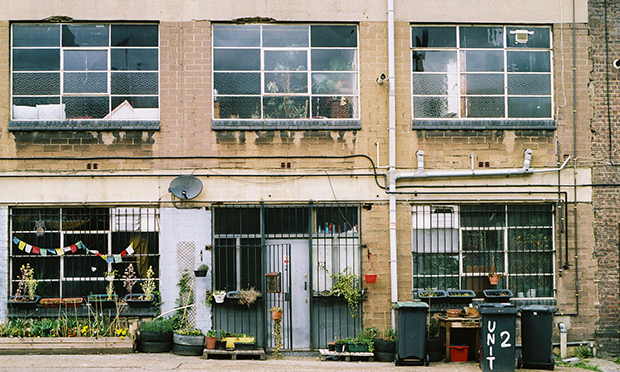 www.eastendreview.co.uk
