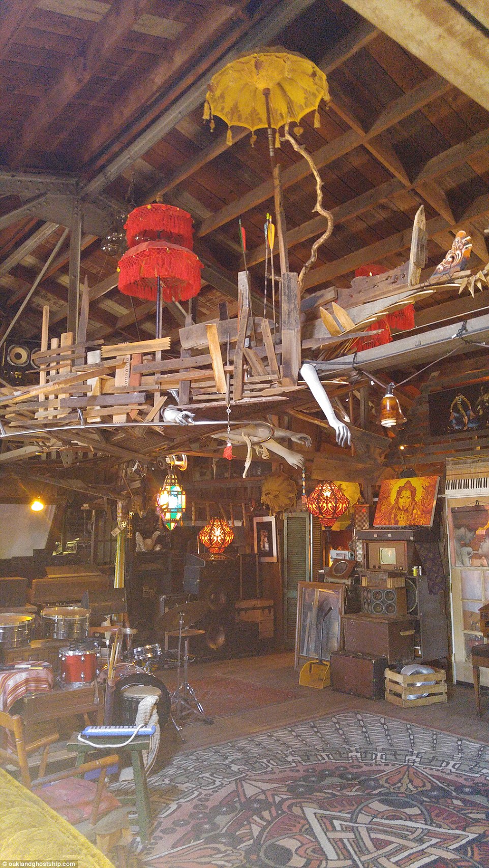 3B00075E00000578-3996676-image-a-168_1480791559289.jpg