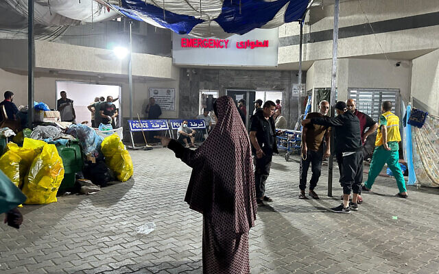 Palestinians at Shifa Hospital in Gaza City, November 10, 2023. (Flash90)