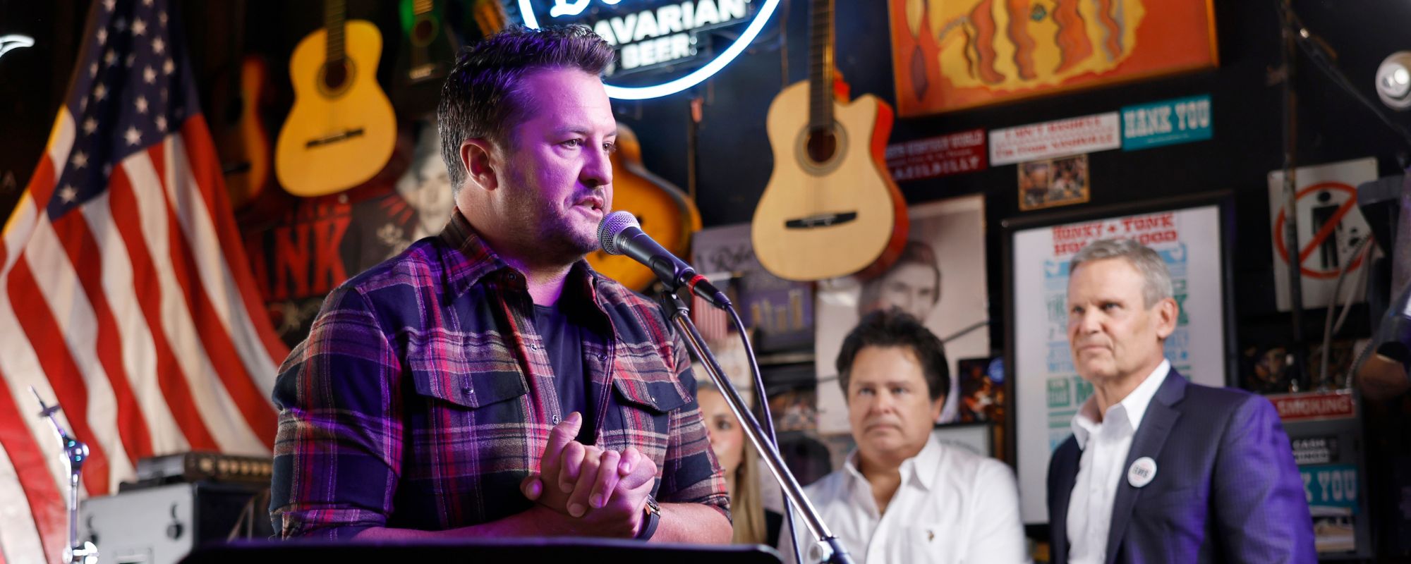 americansongwriter.com