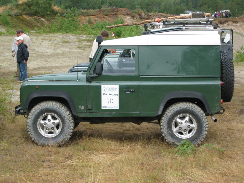Land_Rover_Defender_90_hardttop.jpg