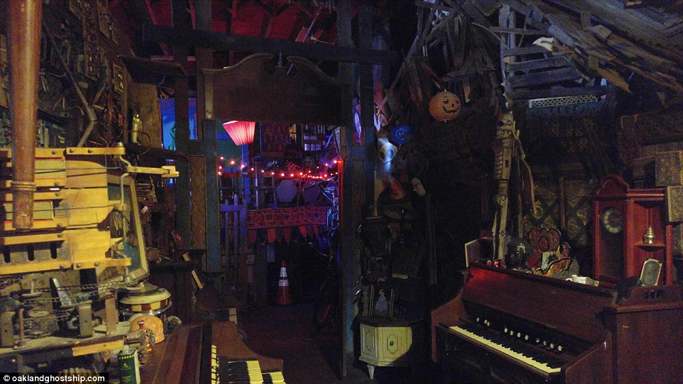 3B00076E00000578-3996676-image-a-165_1480791438965.jpg