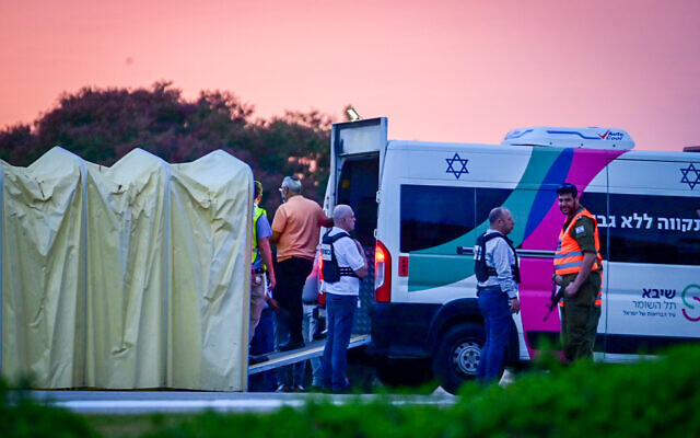 Israeli soldiers wait for the arrival of released hostages at the Sheba Medical Center in Ramat Gan, November 25, 2023. (Tomer Neuberg/Flash90)
