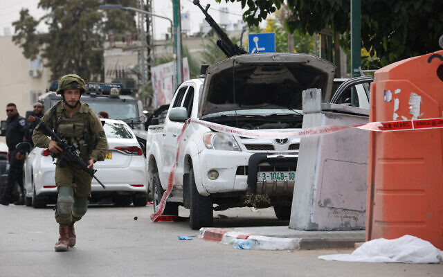 An Israeli soldier stands guard next to a pickup truck mounted with a machine gun in the southern city of Sderot on October 7, 2023, after the Palestinian terror group Hamas launched a large-scale surprise attack on Israel (Oren ZIV / AFP)